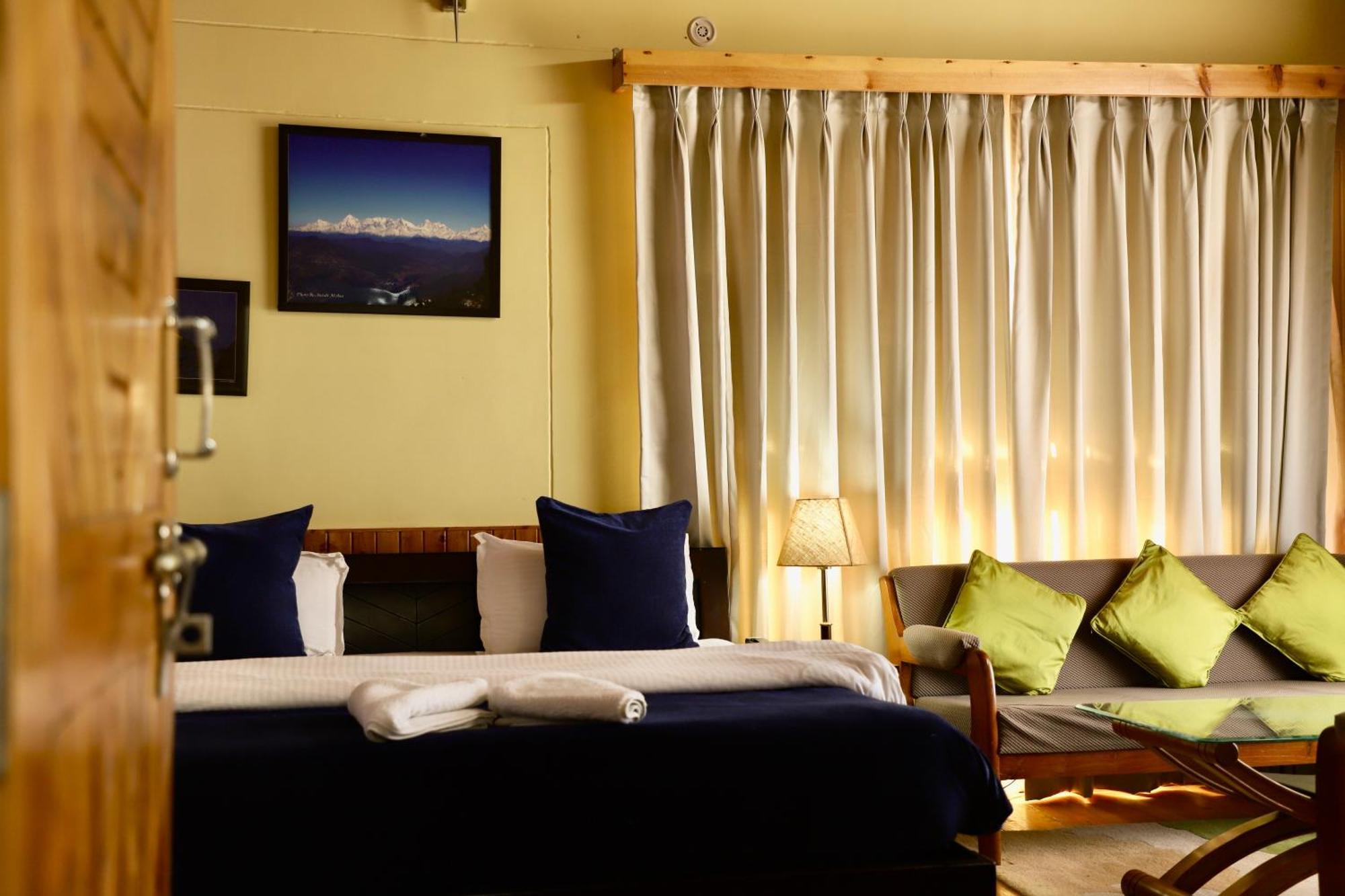 Kasar Himalaya Holiday Resort, Binsar Rd المورا المظهر الخارجي الصورة